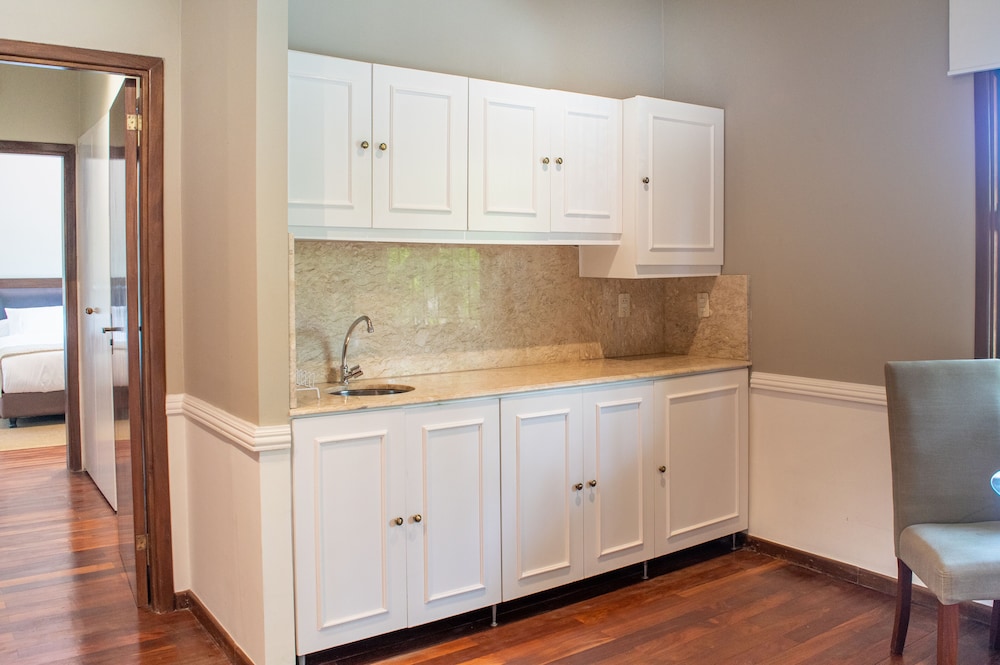 Superior Studio Suite, 1 King Bed with Sofa bed, Kitchenette photo 2