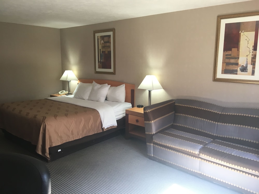 Standard Room, 1 King Bed with Sofa bed, Jetted Tub, Ground Floor photo 3