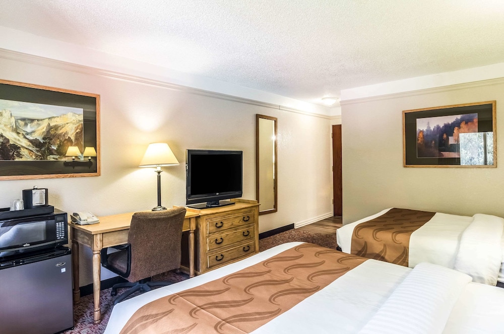 Standard Room, 2 Queen Beds, Non Smoking - Photo 2