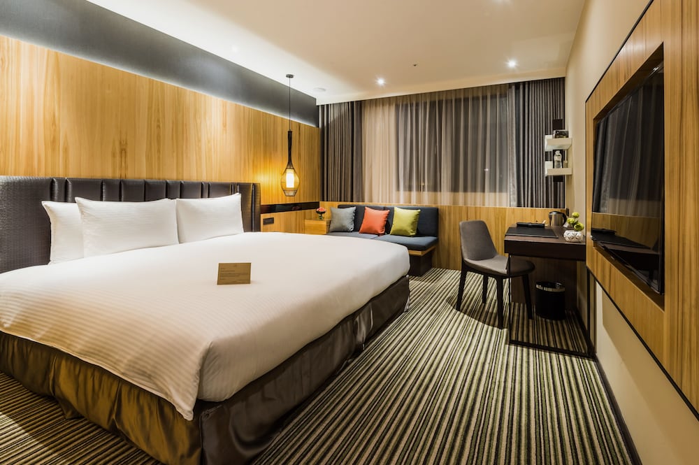 Classic Double Room, 1 King Bed, Bathtub photo 1