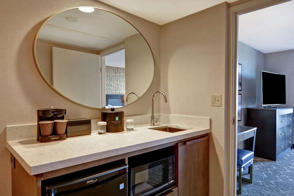 Suite, 2 Queen Beds, Accessible (Roll-In Shower, Mobilty & Hearing) - Photo 3