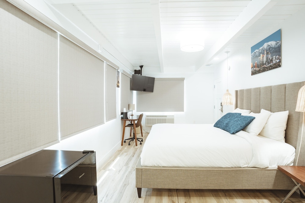 Deluxe Room, 1 King Bed, Non Smoking - Photo 8