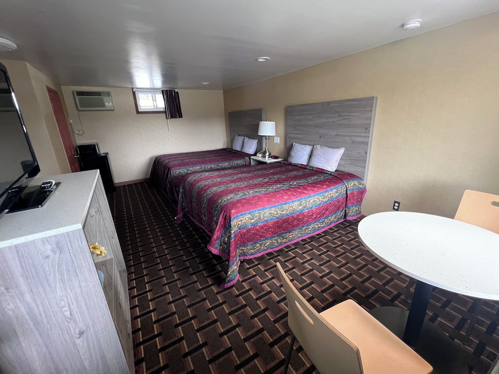 Room, 2 Queen Beds photo 1