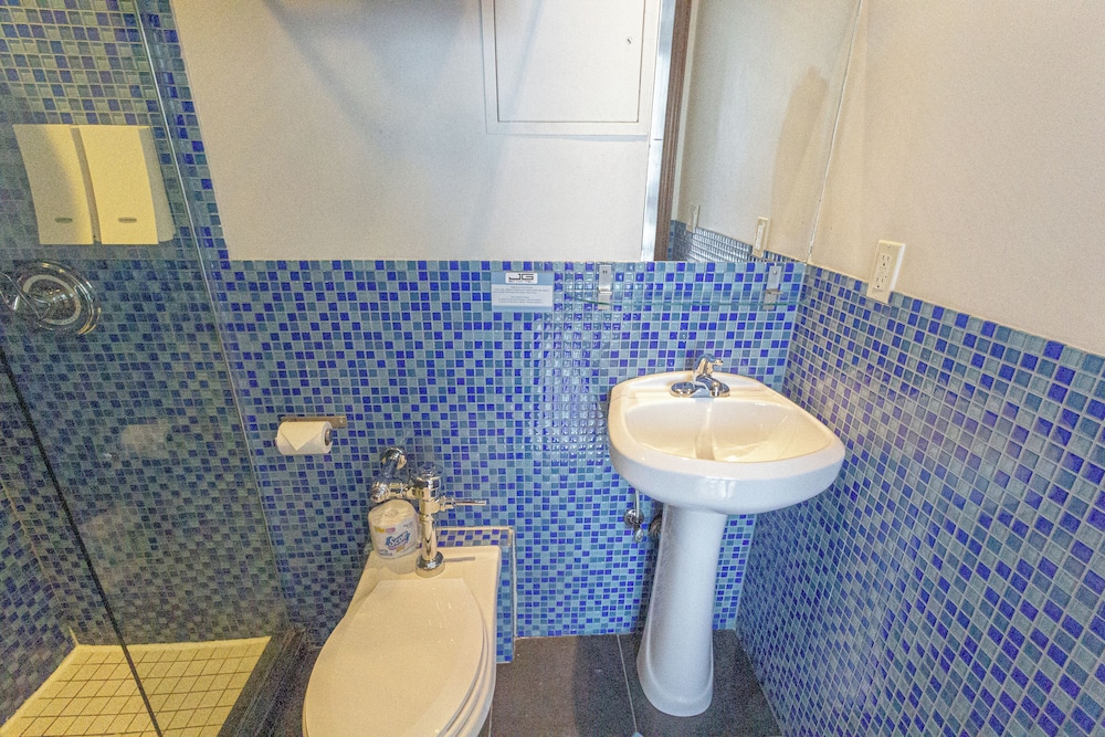 Standard Quadruple Room thumbnail 5