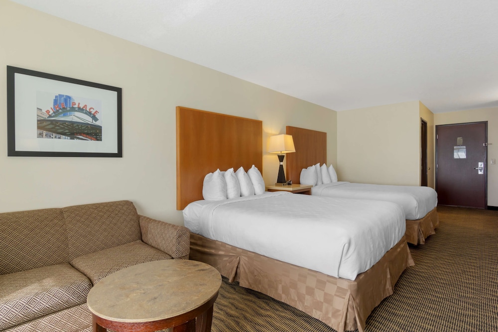 Standard Room, 2 Queen Beds, Non Smoking, Refrigerator & Microwave (Pet Friendly) photo 3