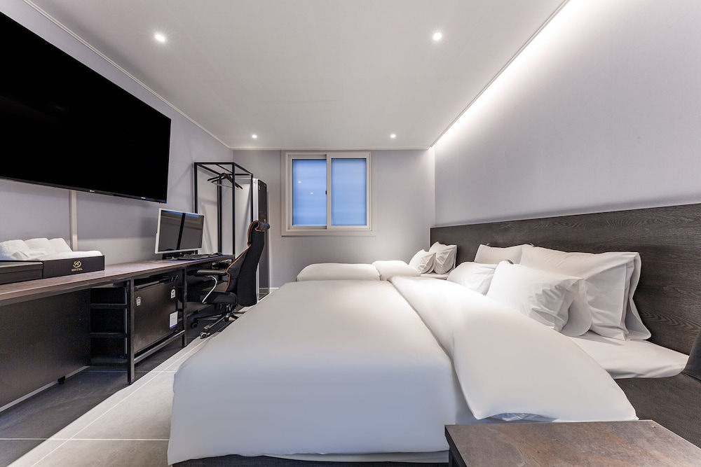 Business Twin Room - Photo 3