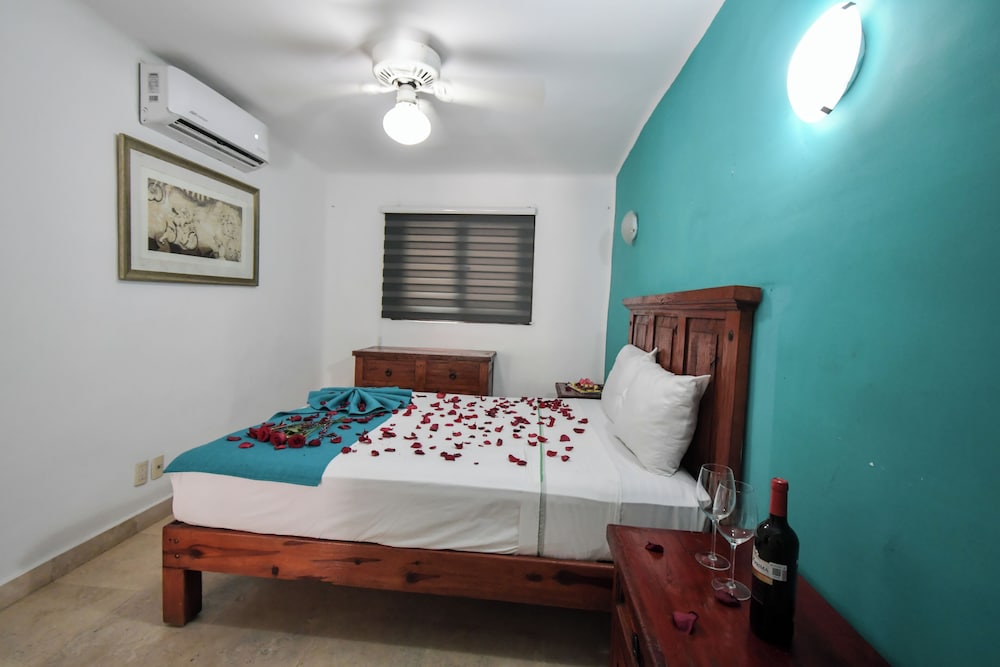 Honeymoon Suite - Photo 4