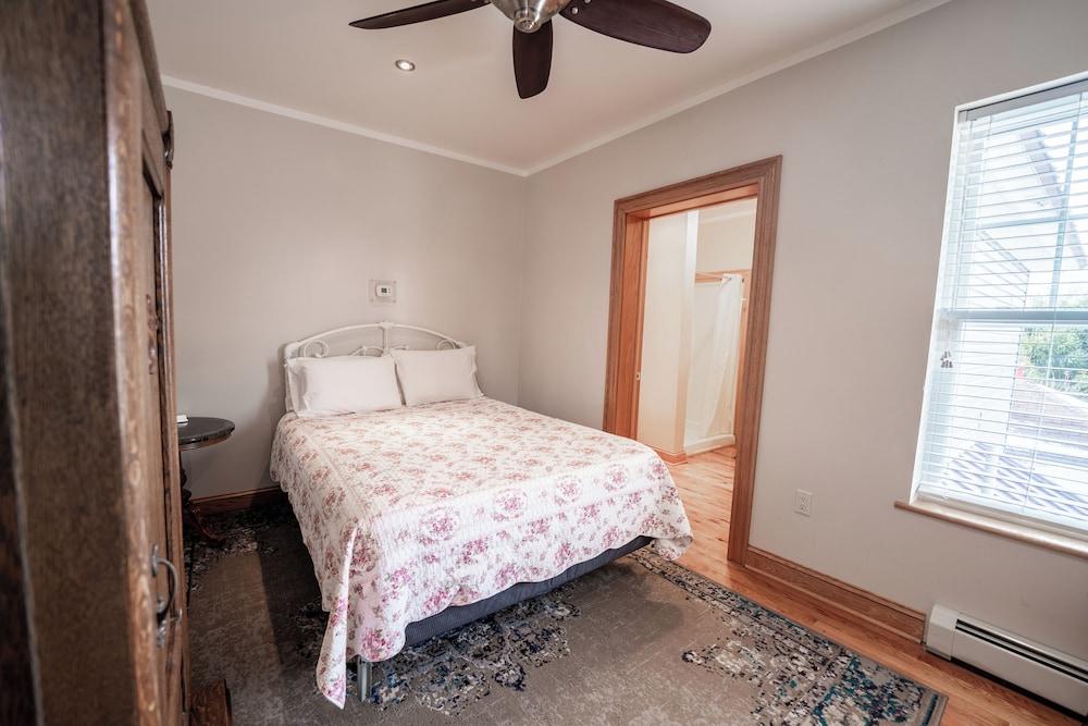 Economy Room, 1 Queen Bed (Guesthouse)