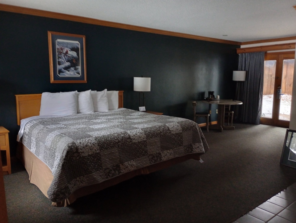 Room, 1 King Bed, Non Smoking (Hot Tub)