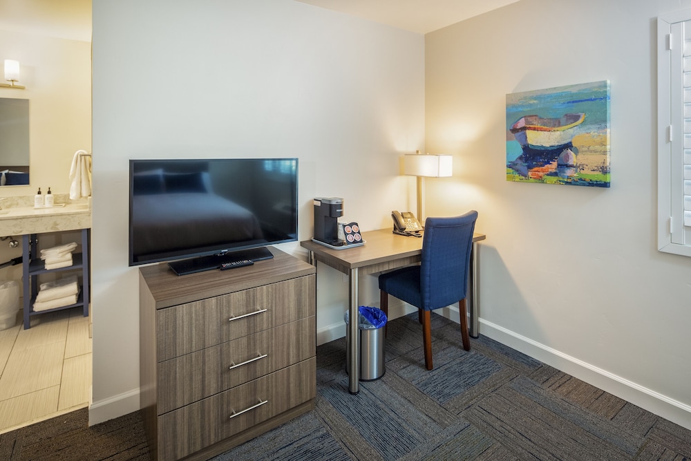Deluxe Room, 2 Queen Beds - Photo 2