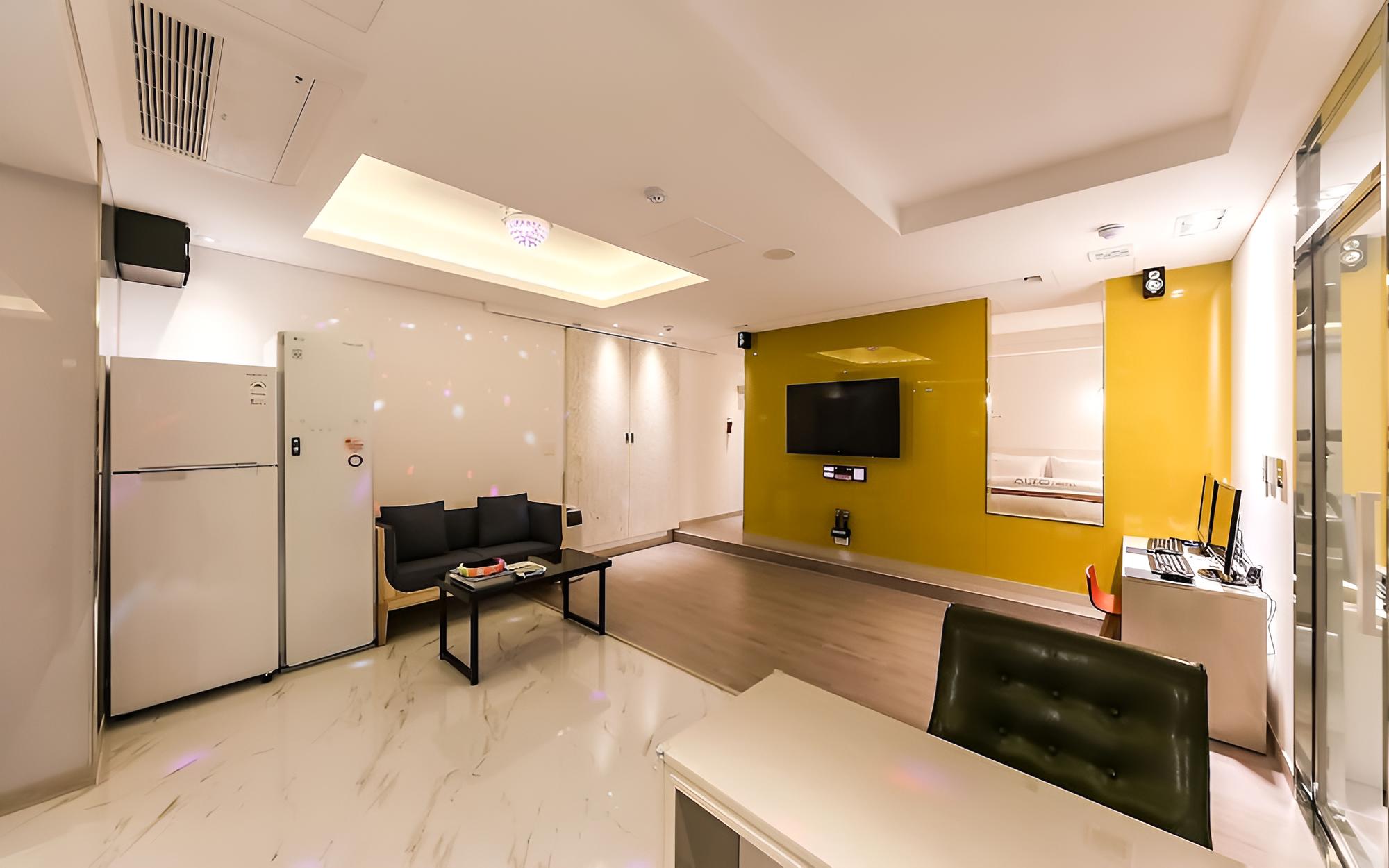 Room (Royal Suite A (Twin Screen Karaoke Ro) photo 2