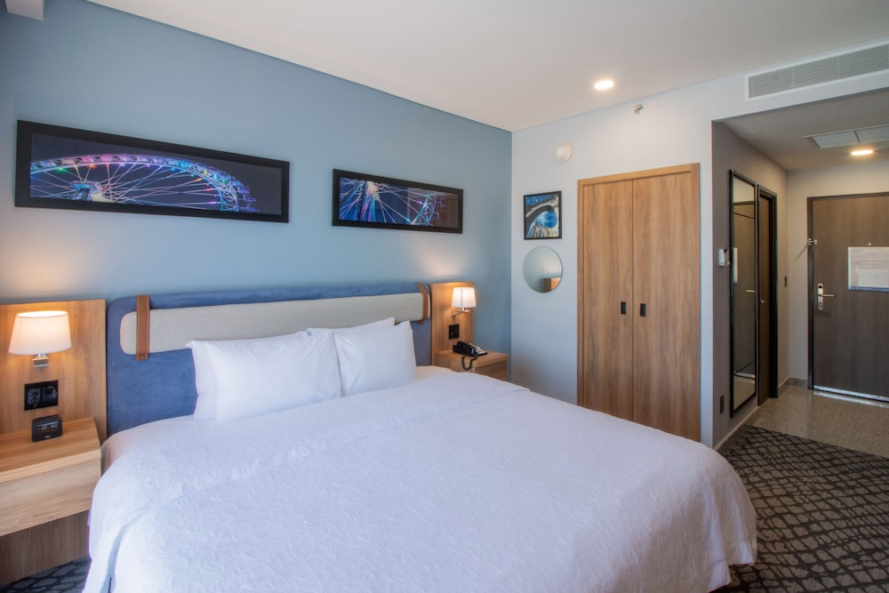 Business Room, 1 King Bed, Refrigerator & Microwave (Wet bar) - Photo 2