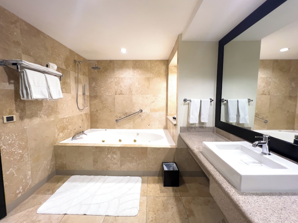 Signature Suite - Photo 5