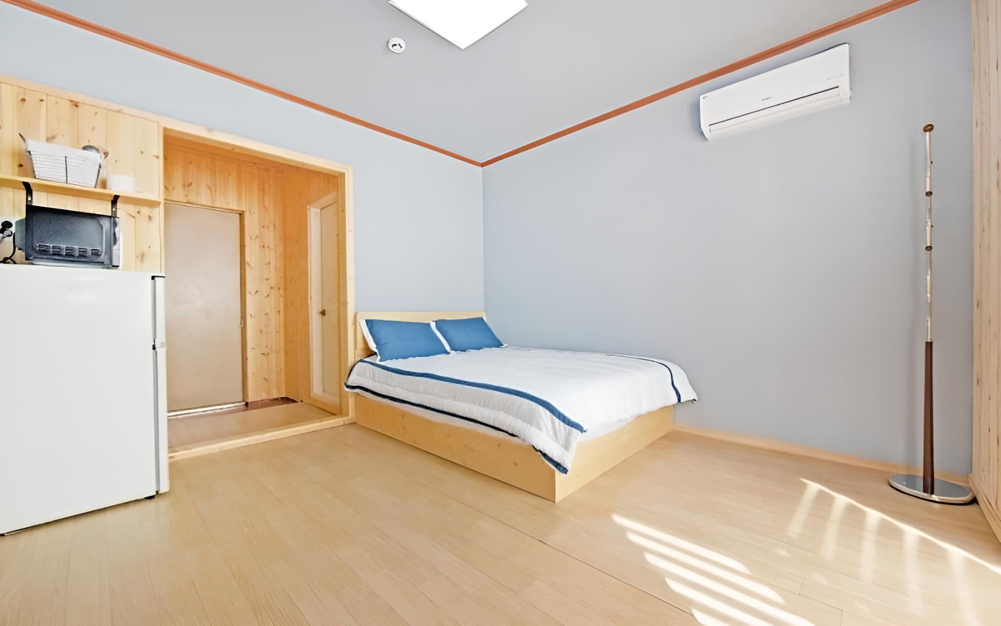 Room (301 Rosemary (Ocean View)) photo 2