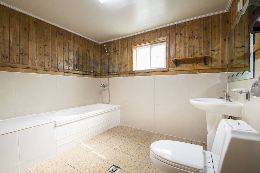 Cabin, 2 Bedrooms (40 Pyeong) photo 3