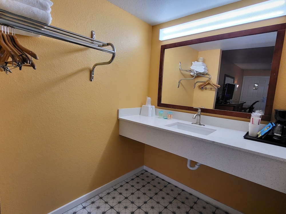 Deluxe Room, 1 King Bed with Sofa bed, Non Smoking - Photo 9