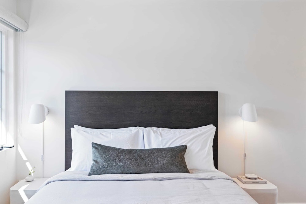 Executive Studio, 1 Queen Bed, Kitchenette, Corner photo 1