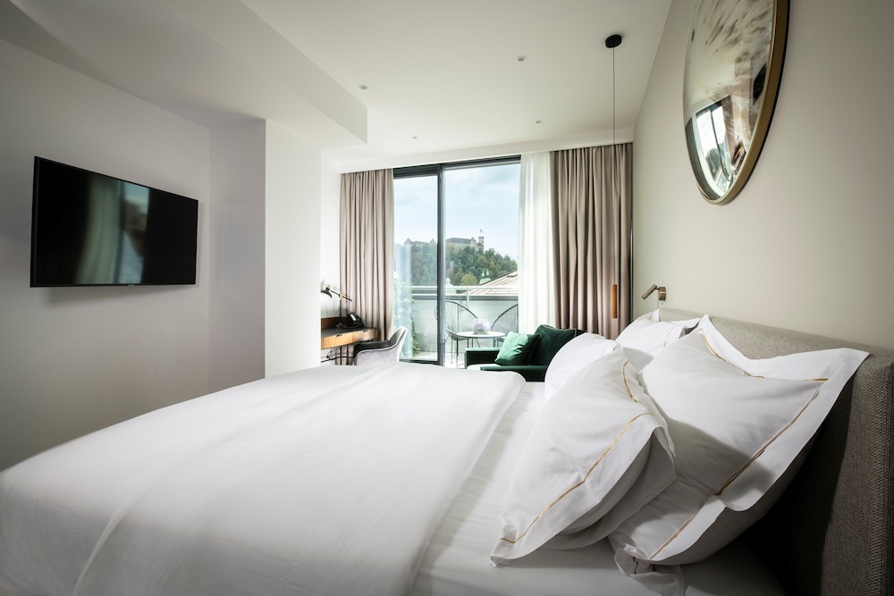 Deluxe Double Room, Terrace, City View - Photo 1