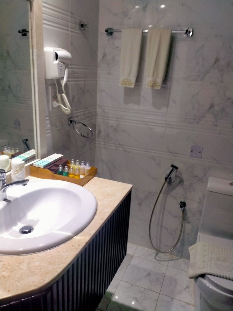 Deluxe Suite - Photo 6