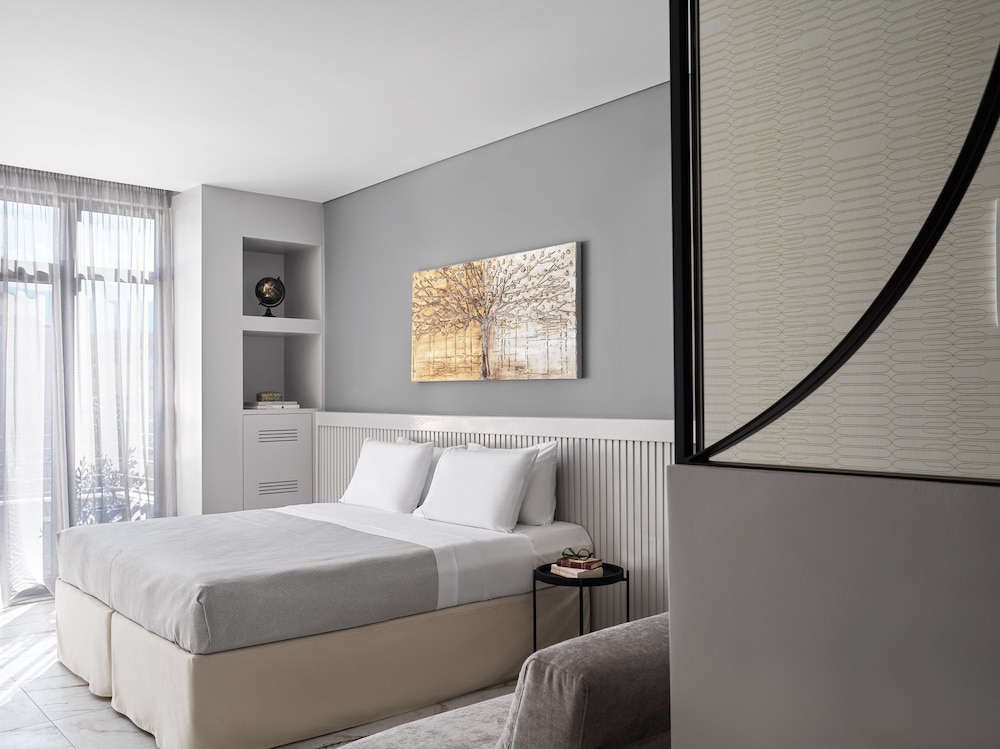Deluxe Studio Suite with Balcony photo 2