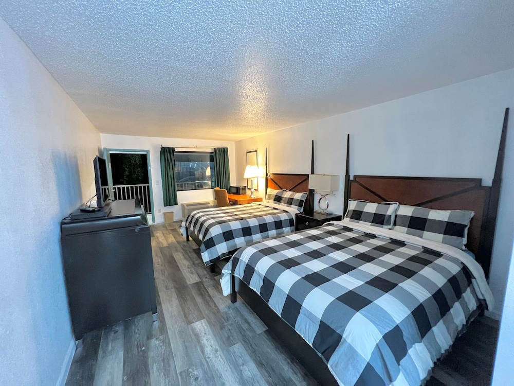 Basic Double Room, 2 Queen Beds photo 2