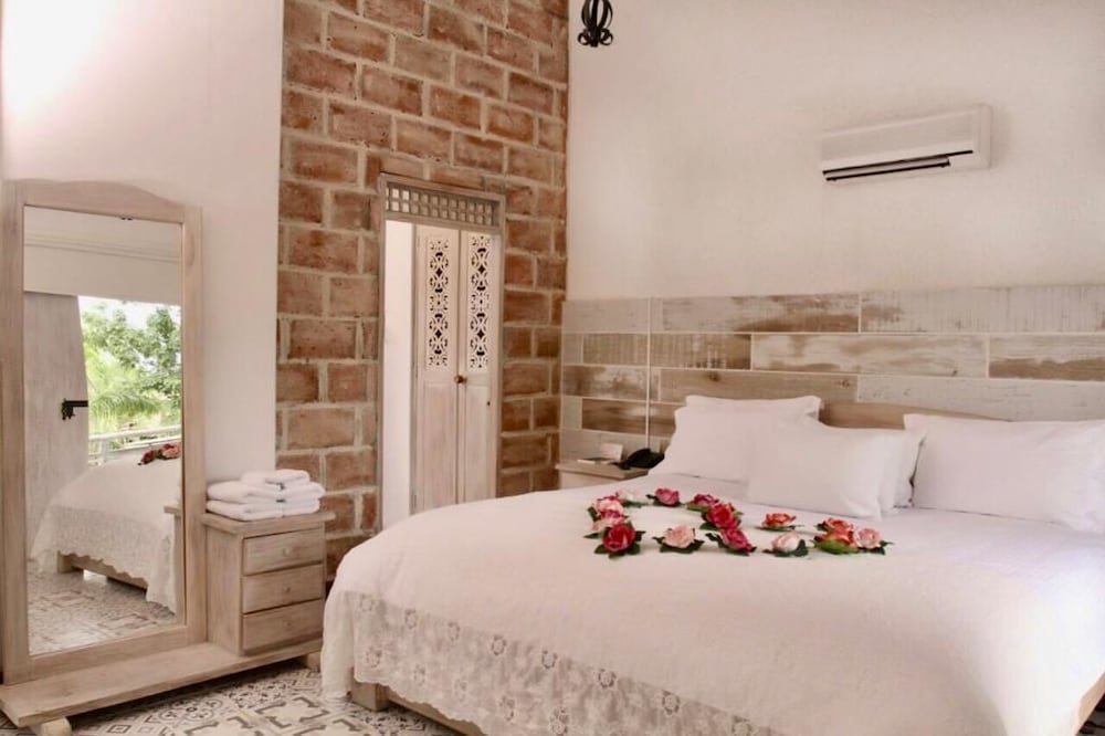 Superior Suite, 1 King Bed, Non Smoking, Garden View photo 1