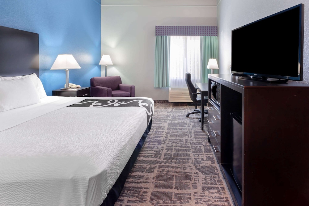 Deluxe Suite, 1 King Bed with Sofa bed, Non Smoking - Photo 5