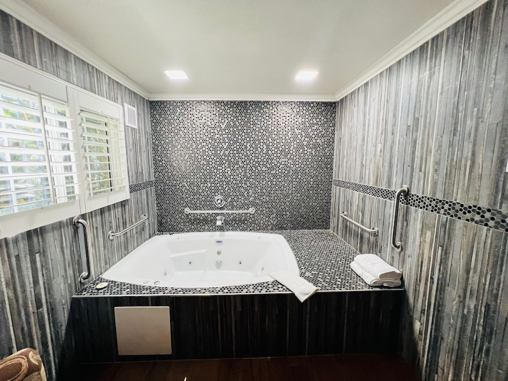 Signature Suite, 1 King Bed, Jetted Tub photo 1