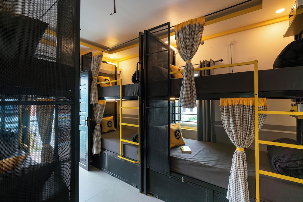 Bed in 6 Bed Mixed Dormitory with Balcony photo 3