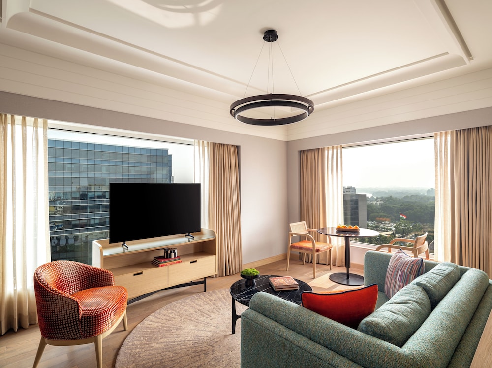 DELUXE SUITE WITH 1 KING BED - LOUNGE ACCESS WITH COCKTAIL HOURS & ONE WAY AIRPORT TRANSFER