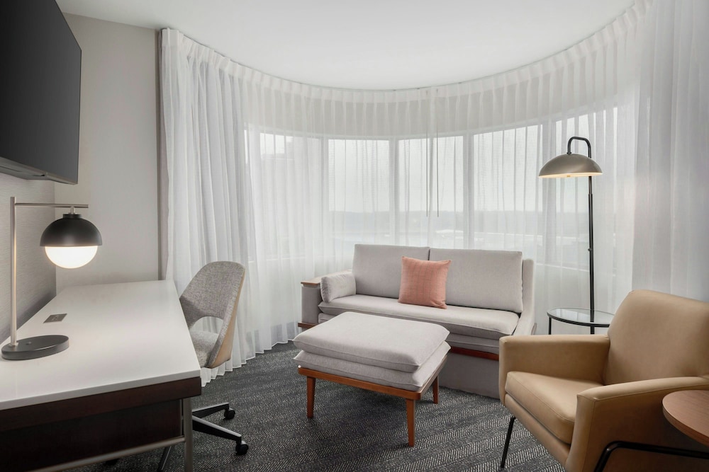 Suite, 1 King Bed with Sofa bed, Corner - Photo 2