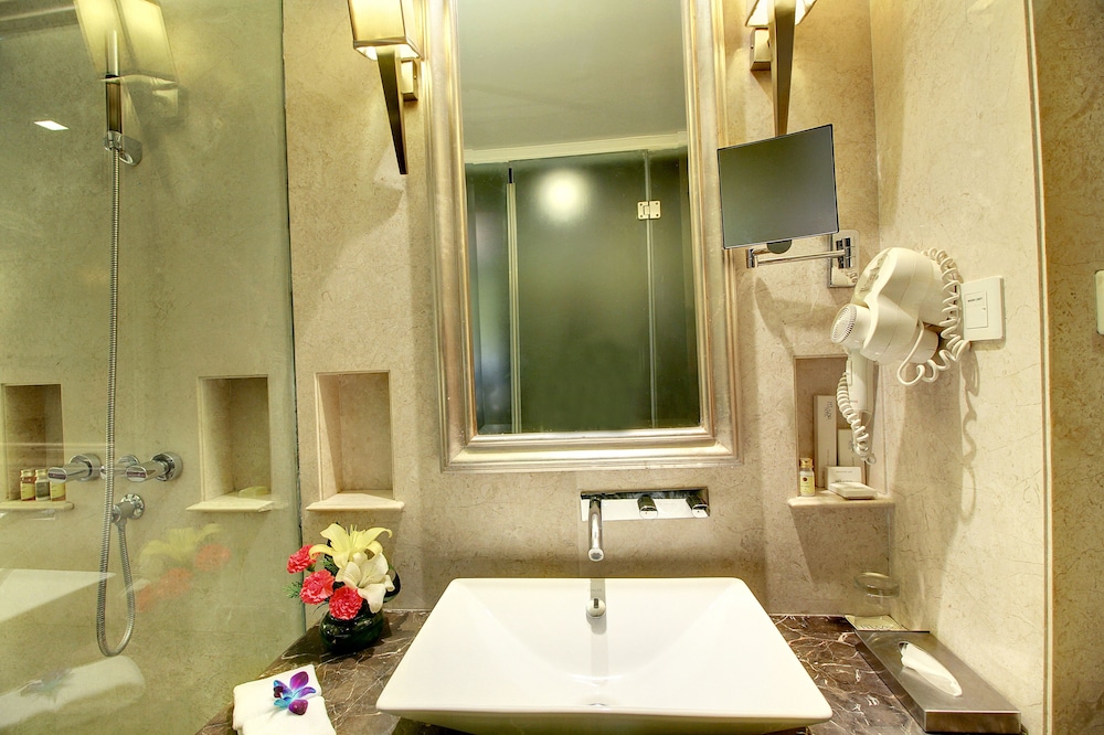 Executive Room, 1 King Bed, Garden View - Photo 4