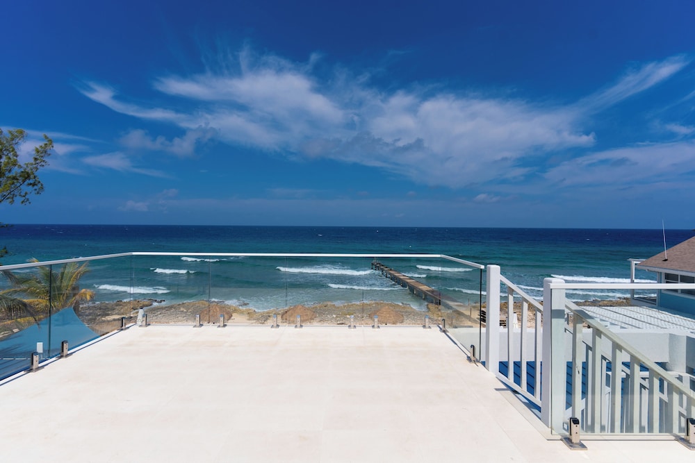 Deluxe Room, 1 King Bed, Ocean View photo 3