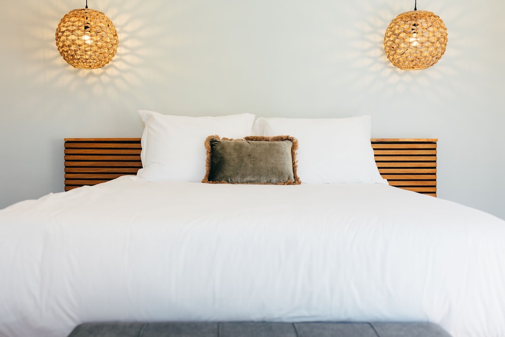 Deluxe Studio, 1 Queen Bed, City View, Poolside photo 1