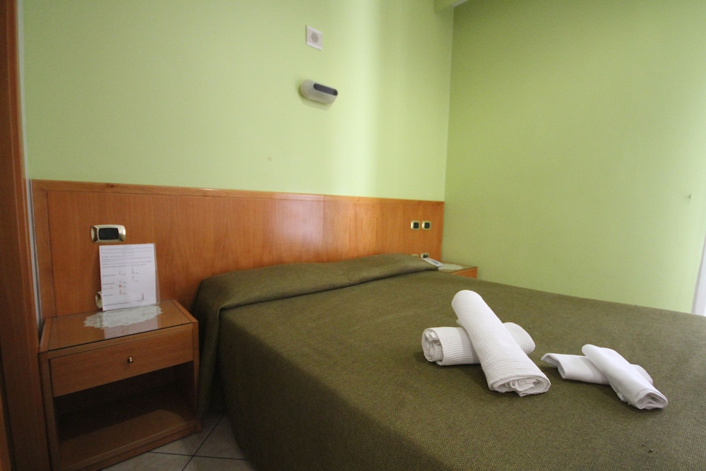 Standard Quadruple Room - Photo 8