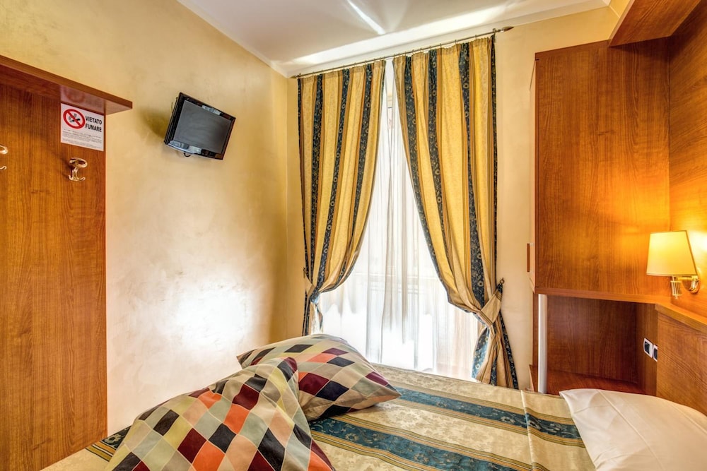 Economy Triple Room photo 3