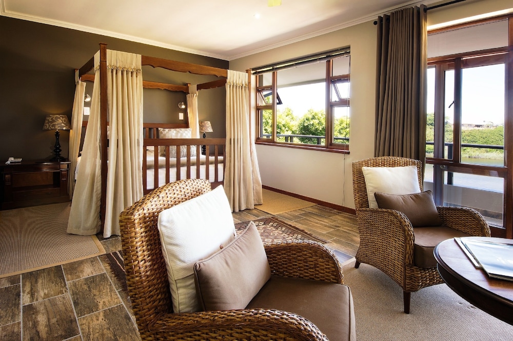 Luxury Double Room, 1 King Bed, Balcony, Lagoon View photo 1