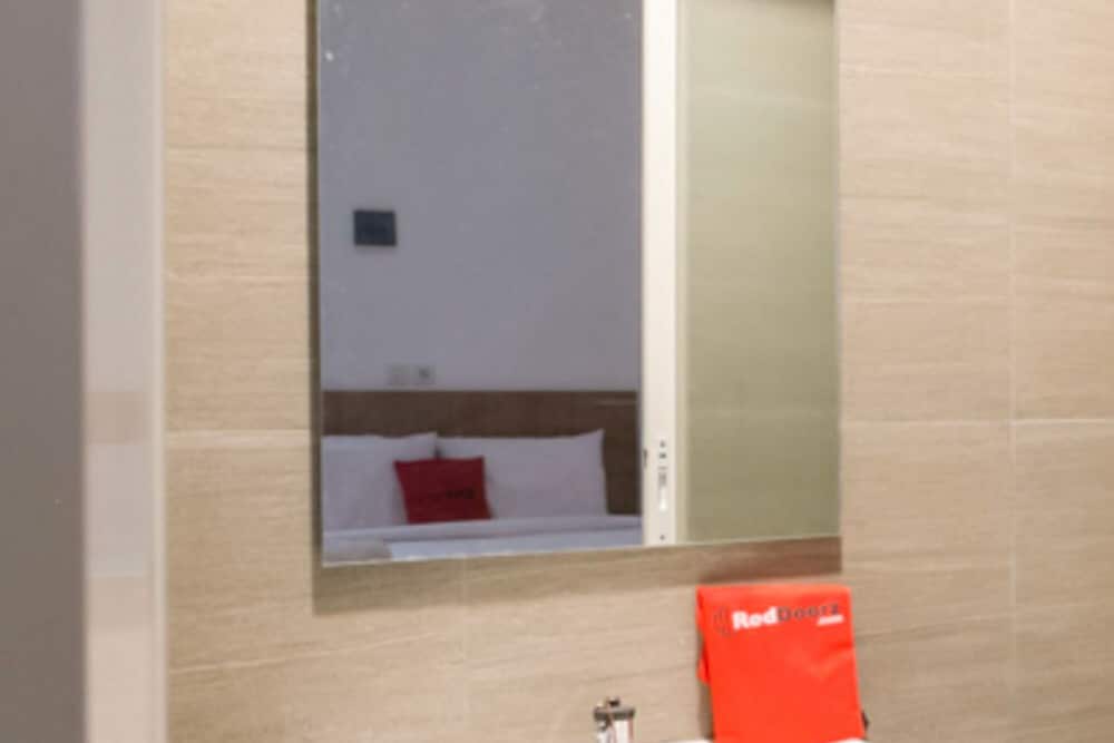 Twin Room (Reddoorz) - Photo 3