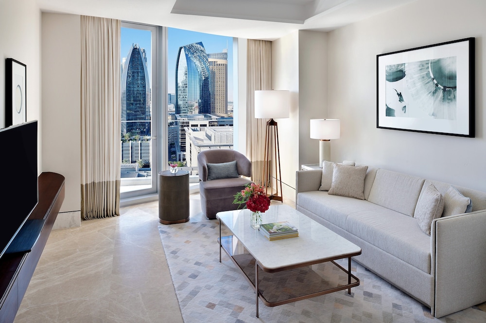 Executive Suite Sky View - Exclusive Access to Level 54 Infinity Pool & Club Lounge photo 2