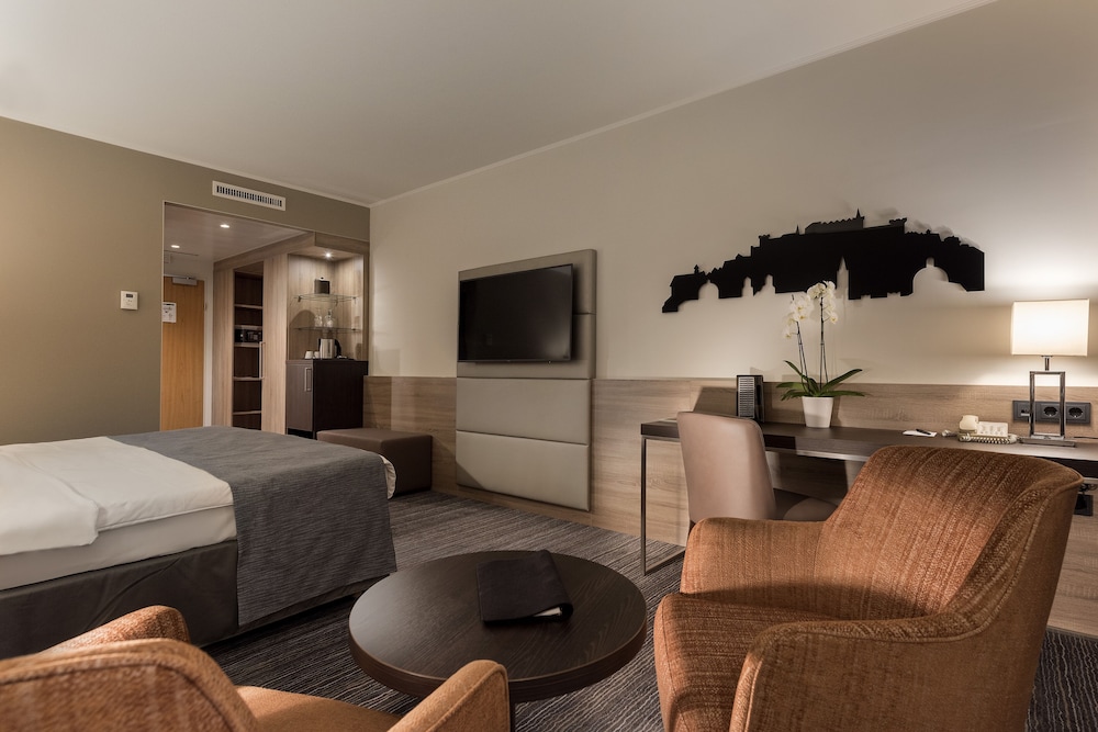 Comfort Room, 1 Queen Bed, Non Smoking thumbnail 5