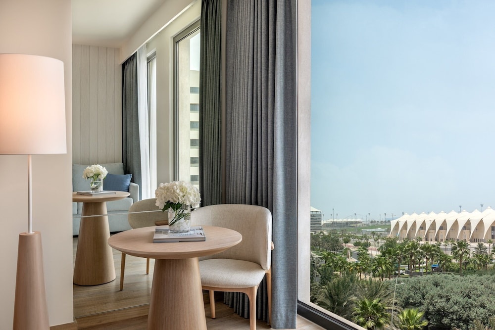 Suite, 1 Bedroom, Kitchenette (Plaza View, Living, Dining)