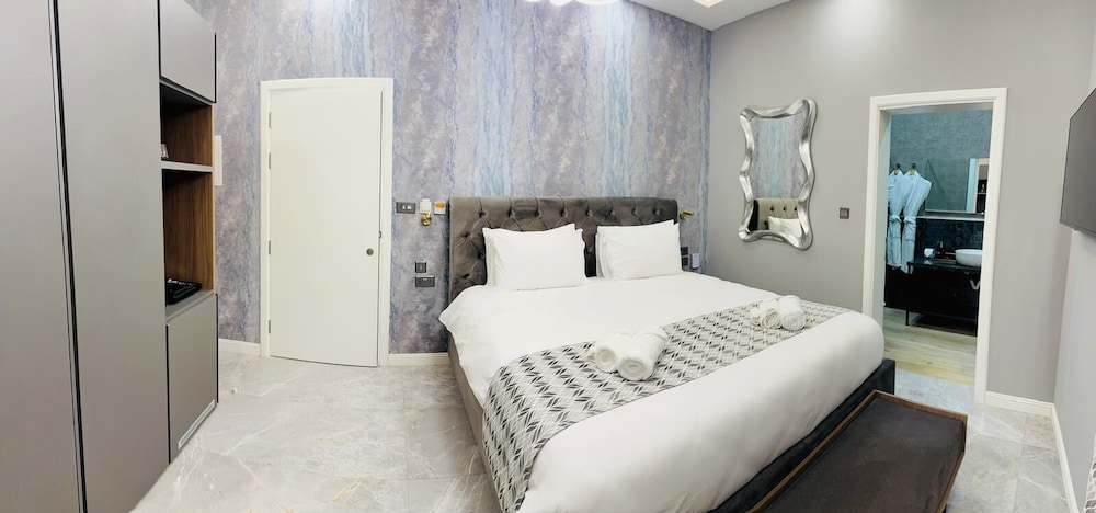 Superior Room, 1 King Bed, Private Bathroom photo 3
