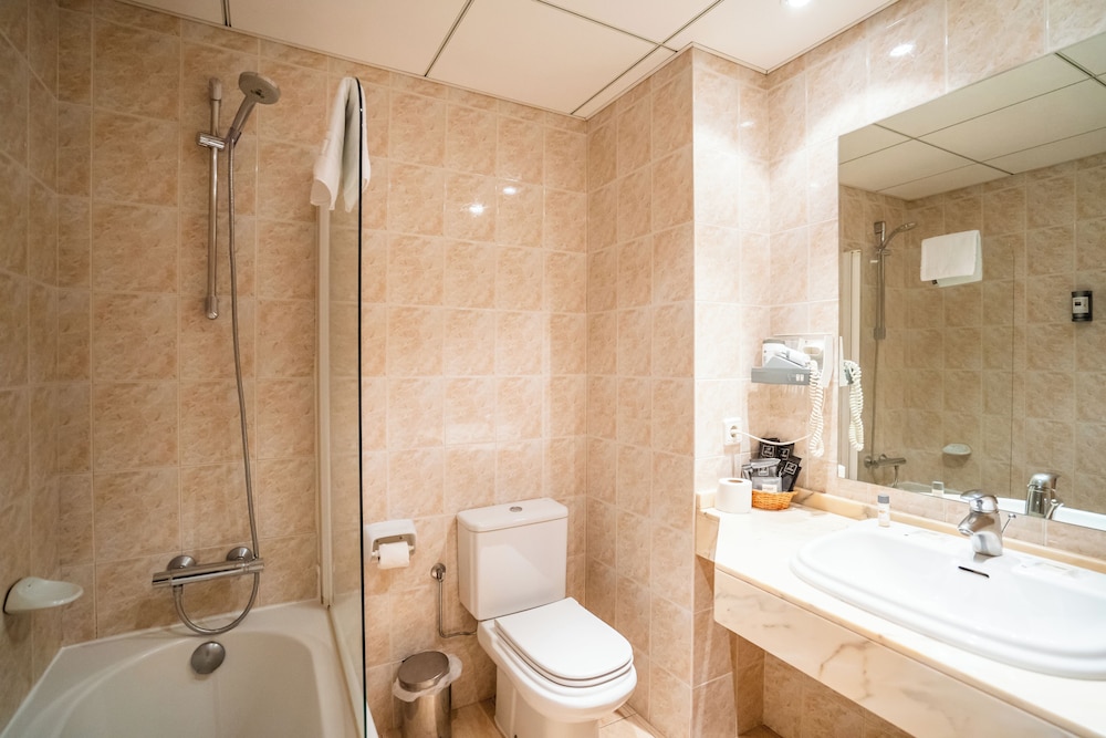 Standard Triple Room (2 adults + 1 child) photo 2