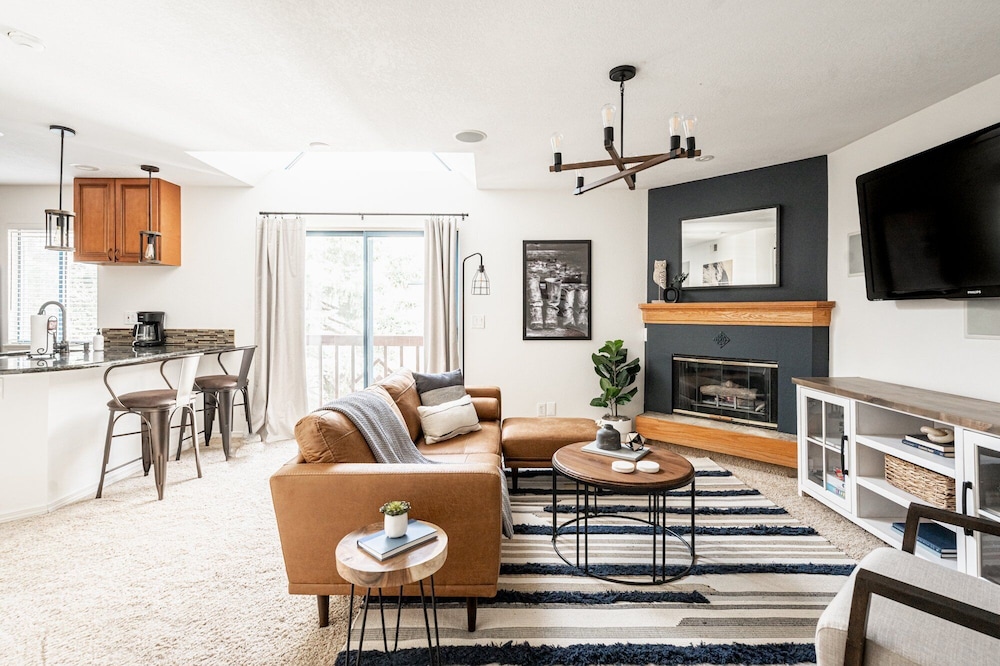 House, 1 Queen Bed, Patio, City View (6380 S Boston St #6-1363) photo 1