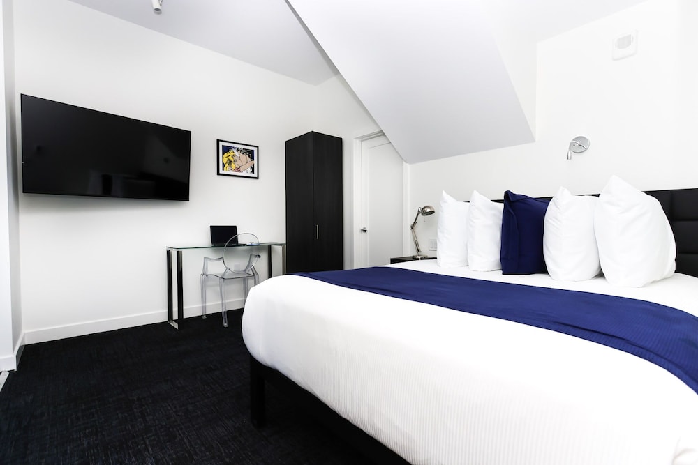 Standard Room (4th Floor - #405) photo 2