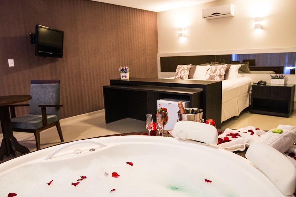 Luxury Suite, 1 King Bed, Hot Tub photo 2