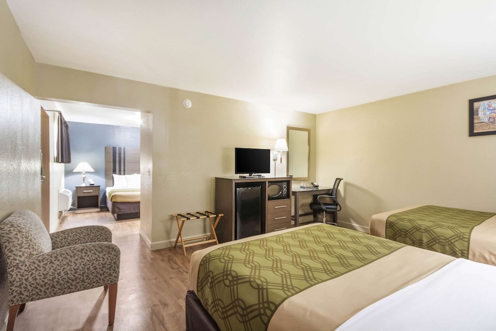 Suite, Multiple Beds, Non Smoking (3 Double Beds) - Photo 3