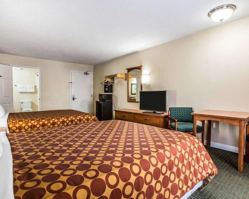 Room, 2 Queen Beds, Smoking - Photo 2