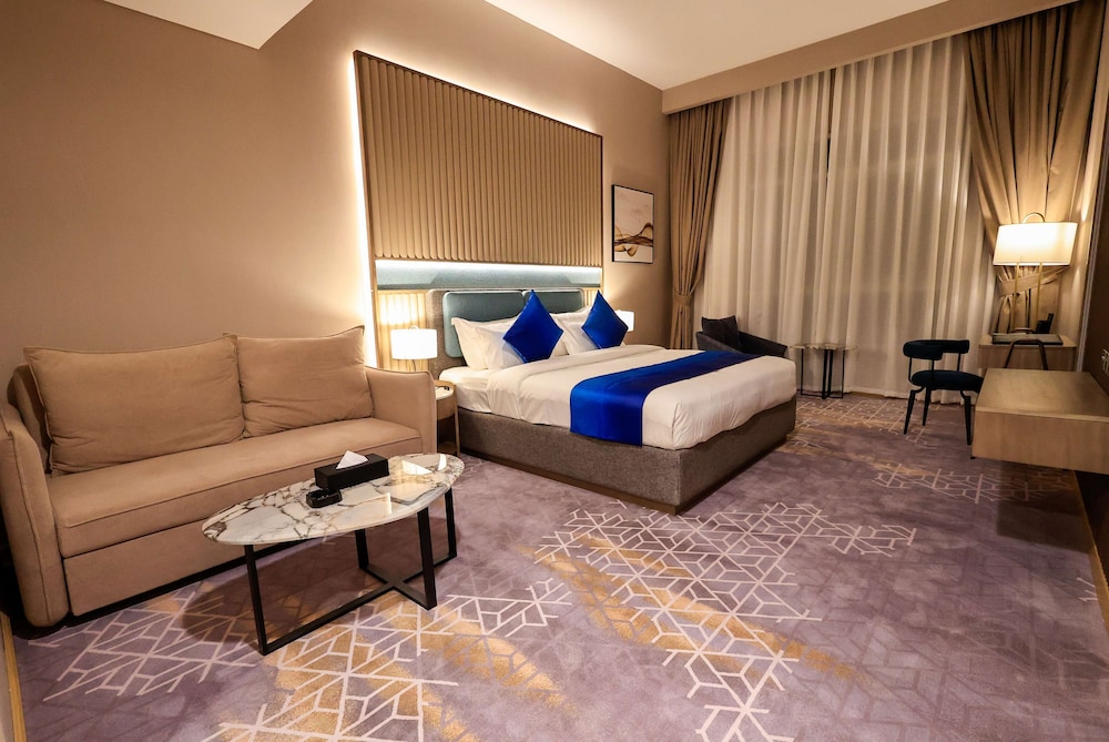 Superior Room, 1 King Bed, Smoking (Larger Room) photo 2
