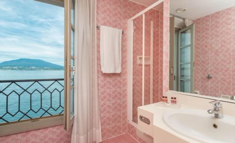 Classic Double Room Single Use, Lake View photo 3